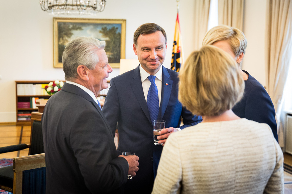 Bundespräsident Joachim Gauck und Daniela Schadt begrüßen den polnischen Präsidenten Andrzej Duda und seine Frau Agata Kornhauser-Duda im Amtszimmer in Schloss Bellevue anlässlich des Besuchs des Präsidenten der Republik Polen