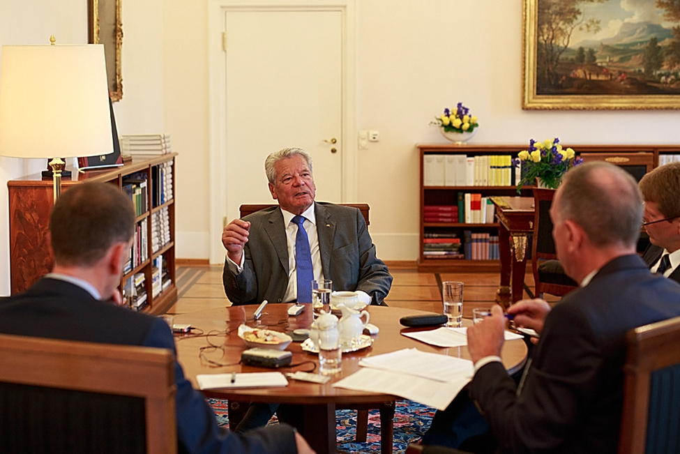 Bundespräsident Joachim Gauck bei einem Interview im Amtszimmer mit Ulrich Lüke, Helge Matthiesen und Holger Möhle vom Bonner Generalanzeiger