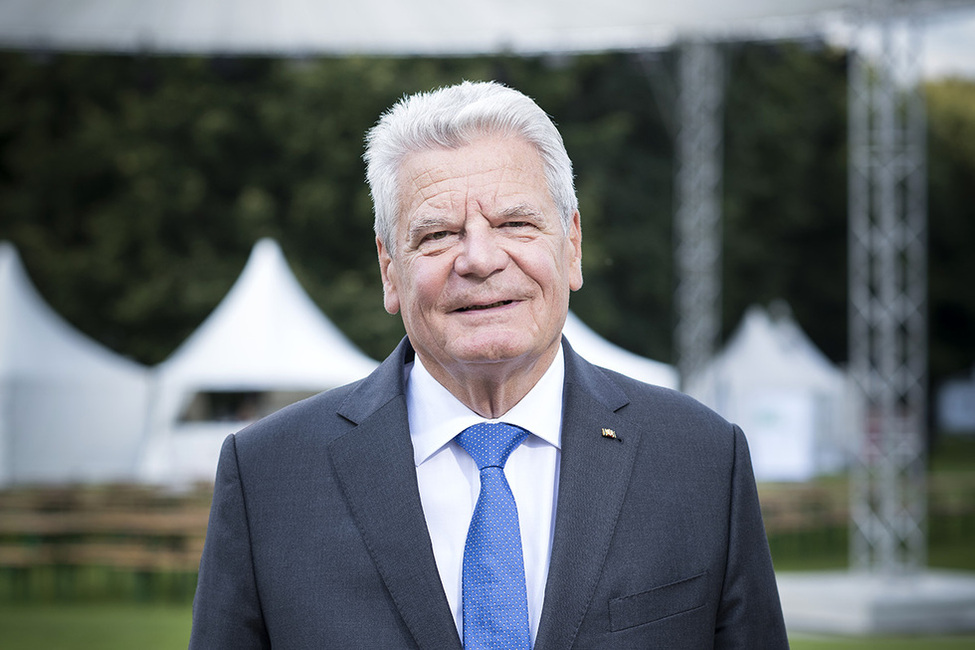 Bundespräsident Joachim Gauck hält eine Rede im Park von Schloss Bellevue anlässlich der ZDF-Sendung "Menschen auf der Flucht"