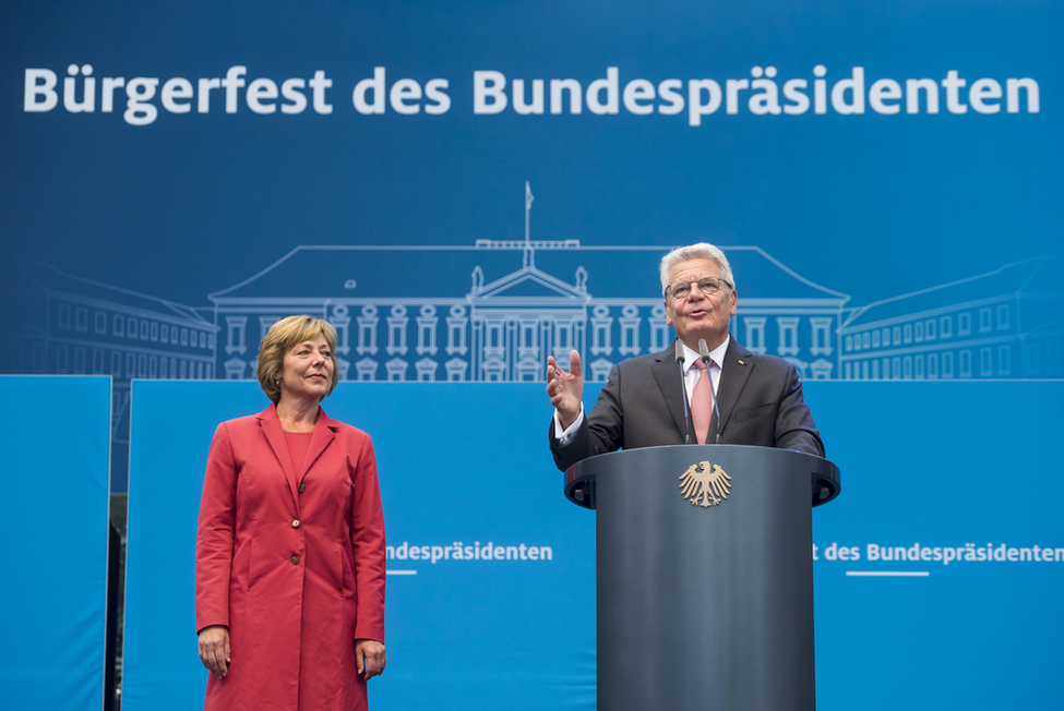 Bundespräsident Joachim Gauck bei seiner Ansprache auf der Bühne im Schlosspark zusammen mit Daniela Schadt anlässlich der Eröffnung des Bürgerfests des Bundespräsidenten 2015 