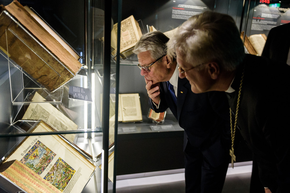 Bundespräsident Joachim Gauck und Jürgen Schefzyk, Direktor des Bibelhaus Erlebnis Museum, beim Rundgang durch die Ausstellung 'Luthers Meisterwerk' im Bibelhaus Erlebnis Museum in Frankfurt am Main 