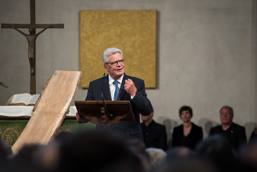 Bundespräsident Joachim Gauck hält eine Ansprache in der Dreikönigskirche in Frankfurt am Main anlässlich der Eröffnung der Ausstellung 'Luthers Meisterwerk' im Bibelhaus Erlebnis Museum 