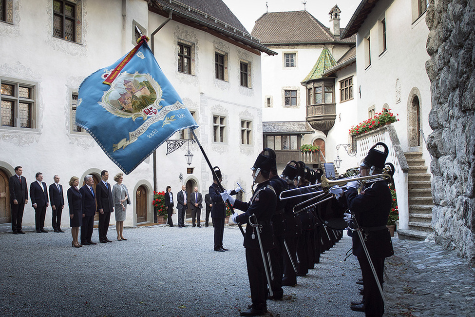 Bundespräsident Joachim Gauck und Daniela Schadt werden durch Erbprinz Alois und Erbprinzessin Sophie von und zu Liechtenstein auf dem Schlosshof in Valduz mit militärischen Ehren begrüßt  