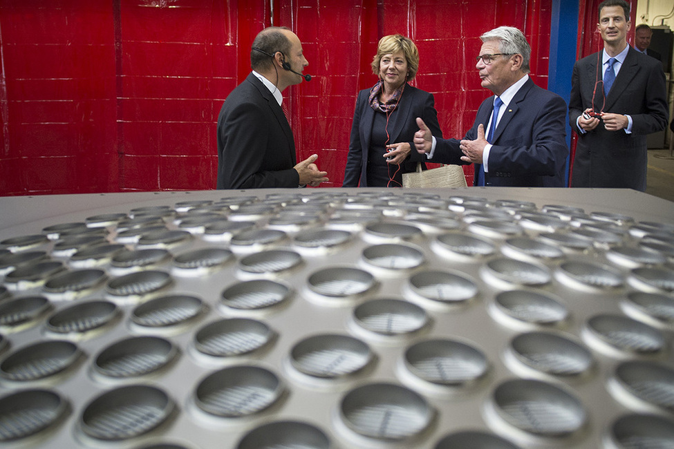 Bundespräsident Joachim Gauck und Daniela Schadt besichtigen die Produktionshallen eines Unternehmens aus dem Bereich Energie und Umwelt in Vaduz anlässlich des offiziellen Besuchs im Fürstentum Liechtenstein 