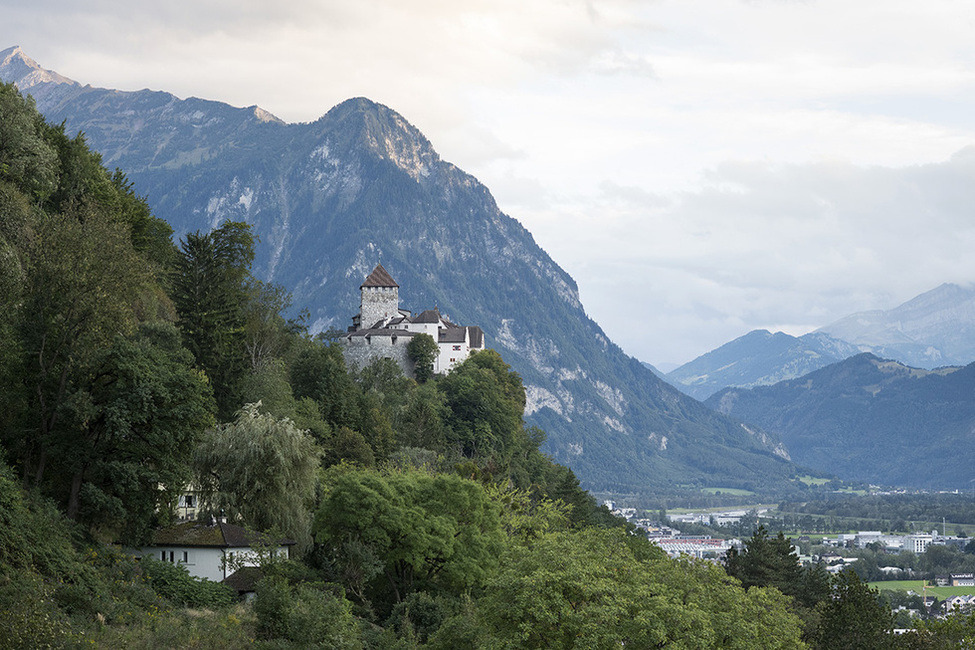 Blick ins Tal auf das Schloss Vaduz in Liechtenstein 