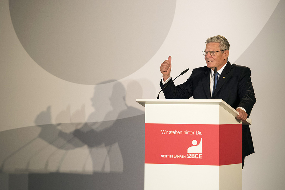 Bundespräsident Joachim Gauck bei seiner Ansprache in den Ludwig Loewe Höfen in Berlin anlässlich des Festakts 125 Jahre Industriegewerkschaft Bergbau, Chemie, Energie