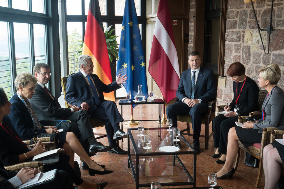 Bundespräsident Joachim Gauck Austausch mit dem Präsidenten von Lettland auf der Wartburg anlässlich des 'Arraiolos-Treffens' der nicht-exekutiven Staatsoberhäupter der Europäischen Union 