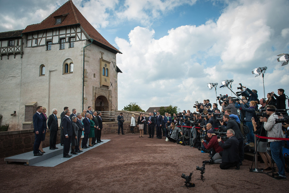Bundespräsident Joachim Gauck und Daniela Schadt beim gemeinsamen Foto auf der Wartburg anlässlich des 'Arraiolos-Treffens' der nicht-exekutiven Staatsoberhäupter der Europäischen Union 