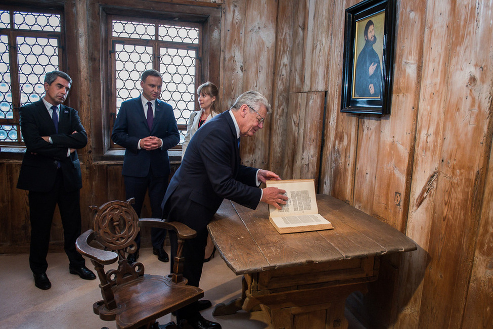 Bundespräsident Joachim Gauck besucht die Lutherstube im Wartburgmuseum anlässlich des 'Arraiolos-Treffens' der nicht-exekutiven Staatsoberhäupter der Europäischen Union 