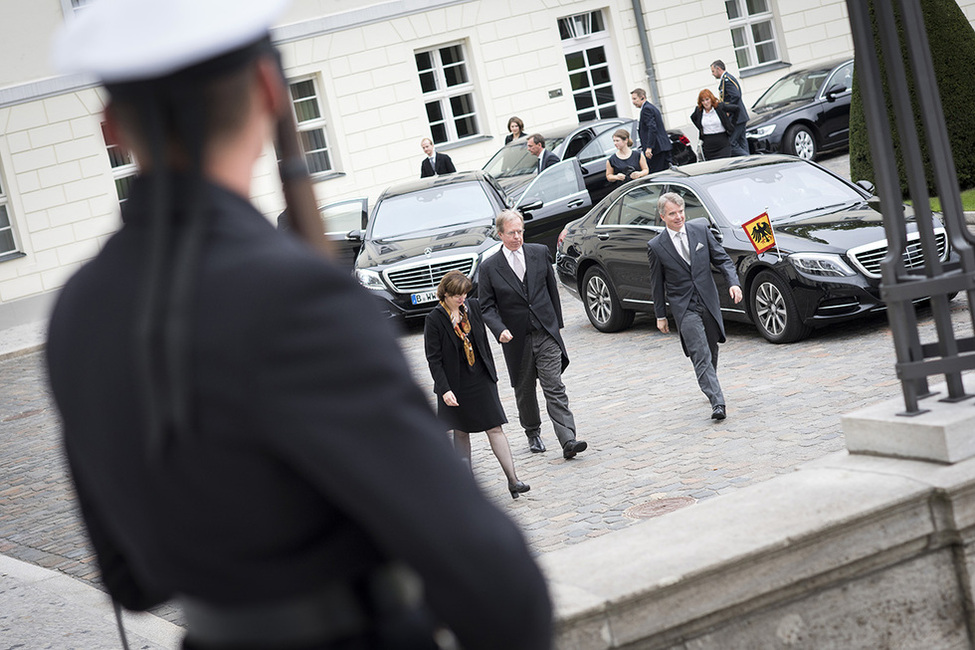 Kleines militärisches Zeremoniell für den Botschafter des Königreichs Schweden, Lars Danielsson, bei der Botschafterakkreditierung im Ehrenhof von Schloss Bellevue