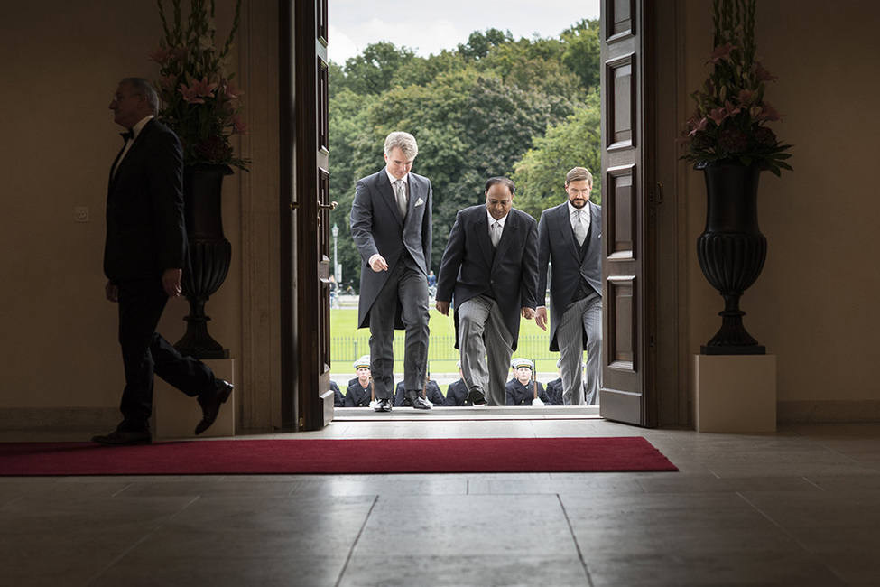 Kleines militärisches Zeremoniell für den Botschafter der Republik Mauritius, Kheswar Jankee, bei der Botschafterakkreditierung im Ehrenhof von Schloss Bellevue