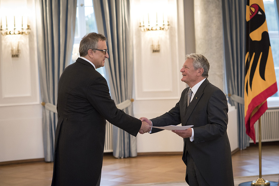 Bundespräsident Joachim Gauck empfängt das Beglaubigungsschreiben von Zeljko Janjetovic aus Bosnien und Herzegowina anlässlich der Botschafterakkreditierung
