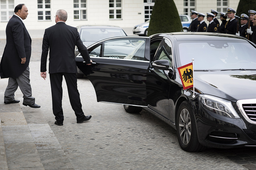 Kleines militärisches Zeremoniell für den Botschafter von der Republik Mauritius, Kheswar Jankee, bei der Botschafterakkreditierung im Ehrenhof von Schloss Bellevue