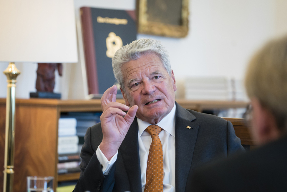 Bundespräsident Joachim Gauck im Interview mit dem Journalisten Gerald Praschl von der Wochenzeitschrift SUPERillu