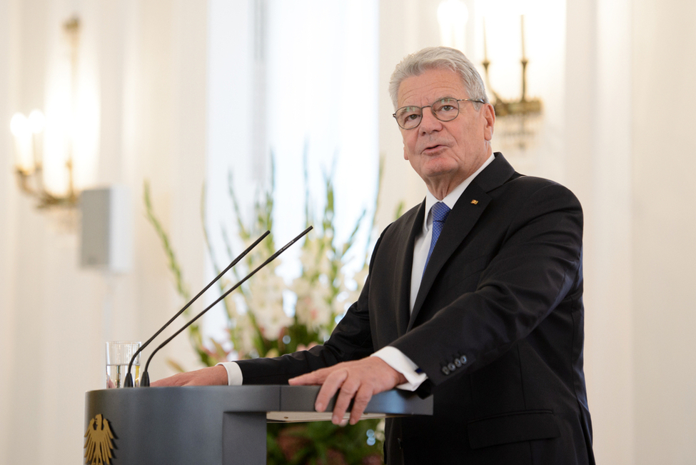 Bundespräsident Joachim Gauck hält eine Rede im Großen Saal von Schloss Bellevue anlässlich der Verleihung des Verdienstordens der Bundesrepublik Deutschland