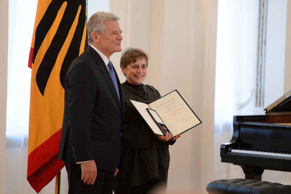 Bundespräsident Joachim Gauck zeichnet Katharina Thalbach mit dem Verdienstkreuz 1. Klasse aus anlässlich der Verleihung des Verdienstordens der Bundesrepublik Deutschland