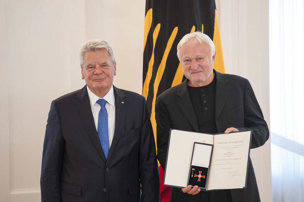 Bundespräsident Joachim Gauck zeichnet Werner Schulz mit dem Verdienstkreuz 1. Klasse aus anlässlich der Verleihung des Verdienstordens der Bundesrepublik Deutschland