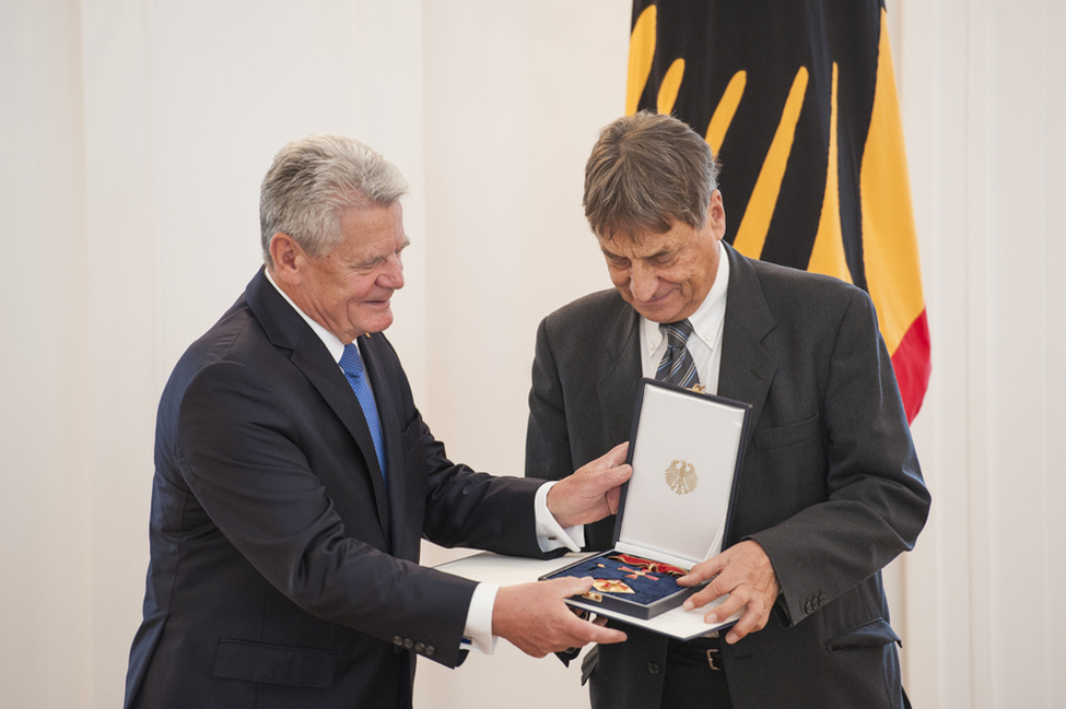 Bundespräsident Joachim Gauck zeichnet Claudio Magris mit dem Großen Verdienstkreuz mit Stern aus anlässlich der Verleihung des Verdienstordens der Bundesrepublik Deutschland
