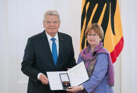 Bundespräsident Joachim Gauck zeichnet Karin Ahrens mit dem Verdienstkreuz am Bande aus anlässlich der Verleihung des Verdienstordens der Bundesrepublik Deutschland