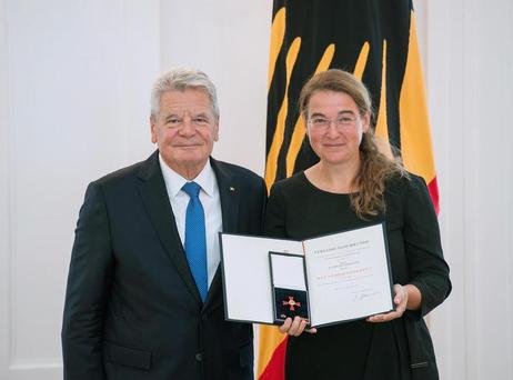 Bundespräsident Joachim Gauck zeichnet Katrin Hattenhauer mit dem Verdienstkreuz 1. Klasse aus anlässlich der Verleihung des Verdienstordens der Bundesrepublik Deutschland