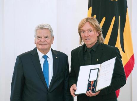 Bundespräsident Joachim Gauck zeichnet Andreas Kieling mit dem Verdienstkreuz am Bande aus anlässlich der Verleihung des Verdienstordens der Bundesrepublik Deutschland