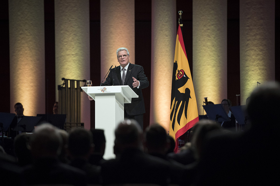 Bundespräsident Joachim Gauck hält eine Rede beim Festakt '25 Jahre Deutsche Einheit' in der Alten Oper in Frankfurt am Main 