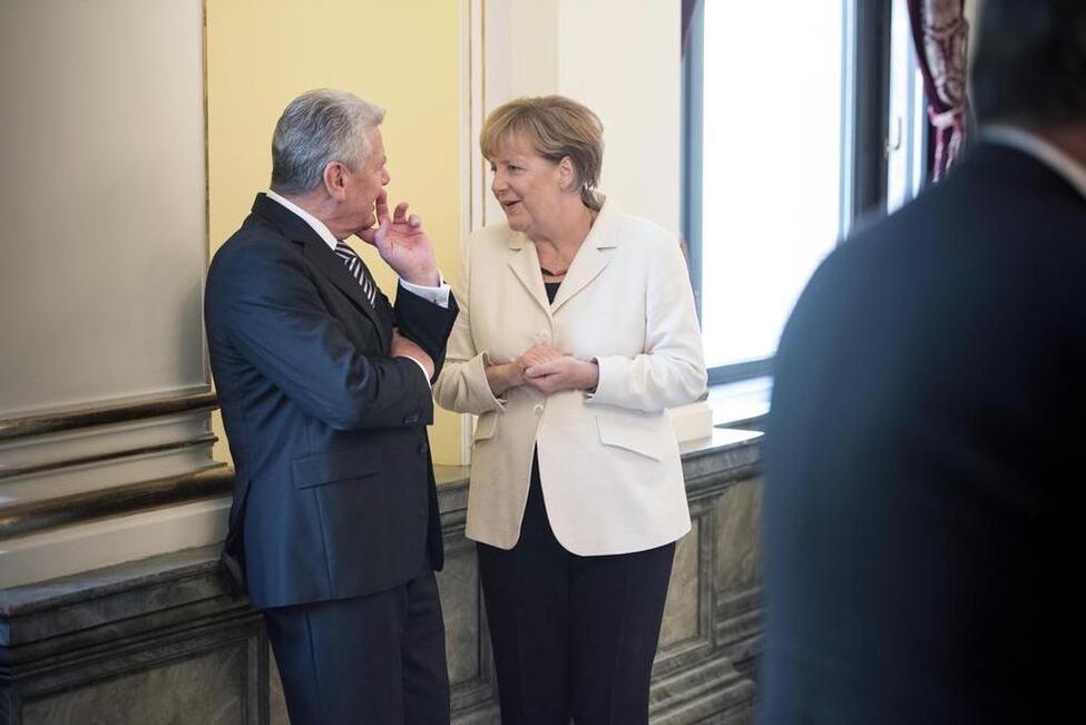 Bundespräsident Joachim Gauck im Austausch mit Bundeskanzlerin Angela Merkel beim Festakt '25 Jahre Deutsche Einheit' in der Alten Oper in Frankfurt am Main 