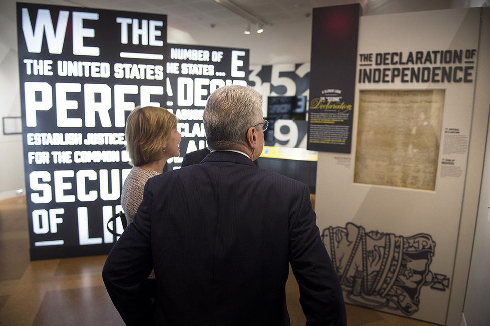 Bundespräsident Joachim Gauck und Daniela Schadt besichtigen die Originale der Unabhängigkeitserklärung und der Verfassung in der Independence Hall in Philadelphia während des offiziellen Besuchs in den USA