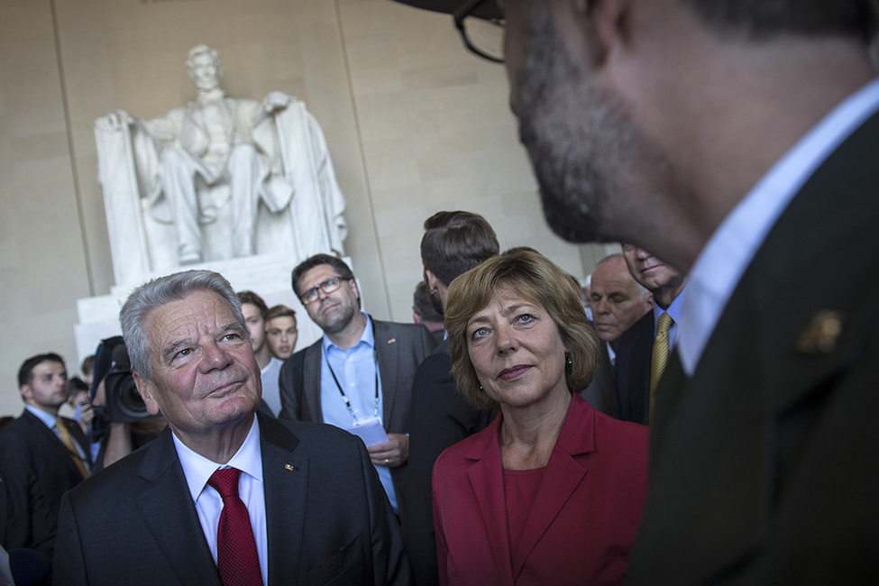 Bundespräsident Joachim Gauck und Daniela Schadt bei der Besichtigung des 'Lincoln Memorial' in Washington anlässlich des offiziellen Besuchs in den USA