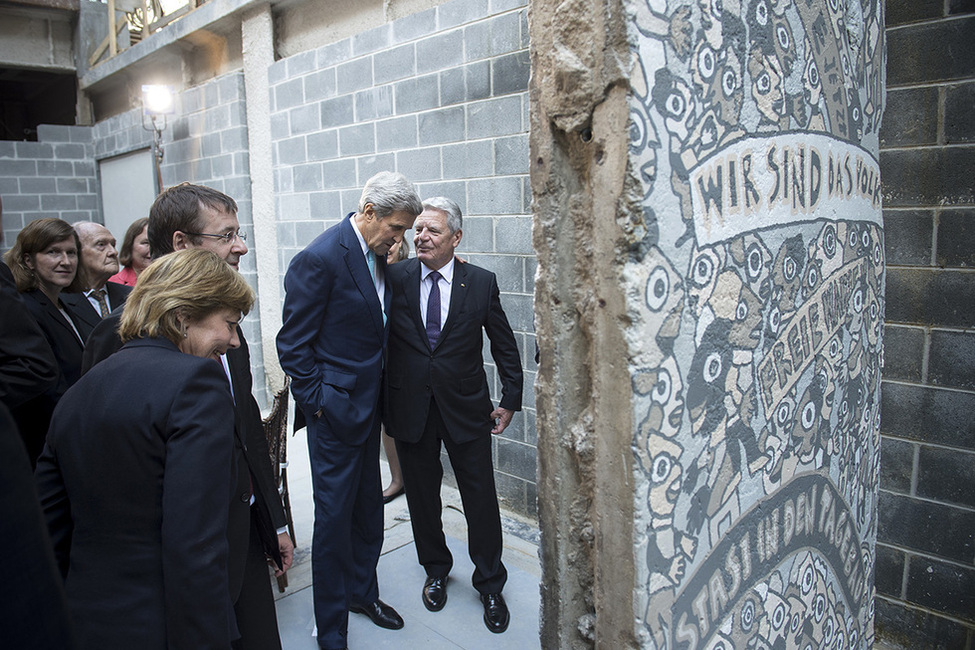 Bundespräsident Joachim Gauck bei der Übergabe eines originalen Mauerstücks mit US Außenminister John Kerry im Department of State anlässlich des offiziellen Besuchs in den USA