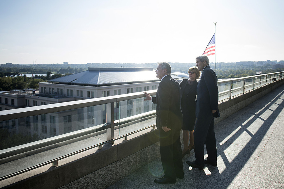 Bundespräsident Joachim Gauck und Daniela Schadt auf der Dachterrasse des amerikanischen Außenministeriums zusammen mit Außenminister John Kerry anlässlich des offiziellen Besuchs in den USA