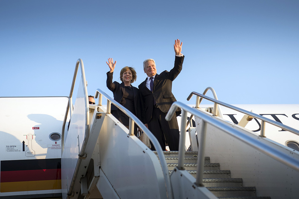 Bundespräsident Joachim Gauck und Daniela Schadt kurz von dem Rückflug nach Berlin nach dem offiziellen Besuch in den USA