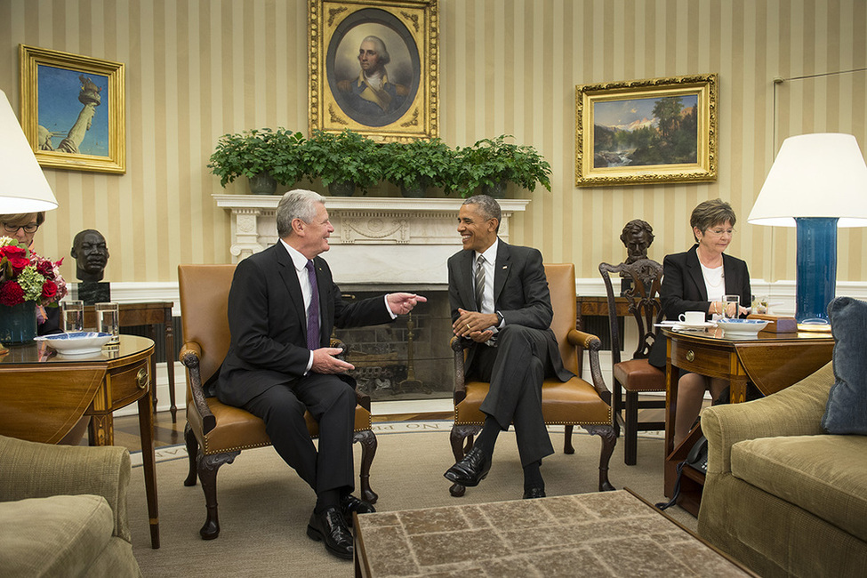 Bundespräsident Joachim Gauck im Gespräch mit US Präsident Barack Obama im Oval Office des Weißen Hauses anlässlich des offiziellen Besuchs in den USA