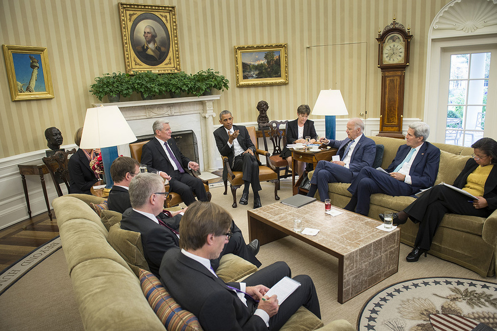 Bundespräsident Joachim Gauck im Gespräch mit US Präsident Barack Obama im Oval Office des Weißen Hauses zusammen mit Außenminister John Kerry und Vizepräsident Joseph Biden anlässlich des offiziellen Besuchs in den USA