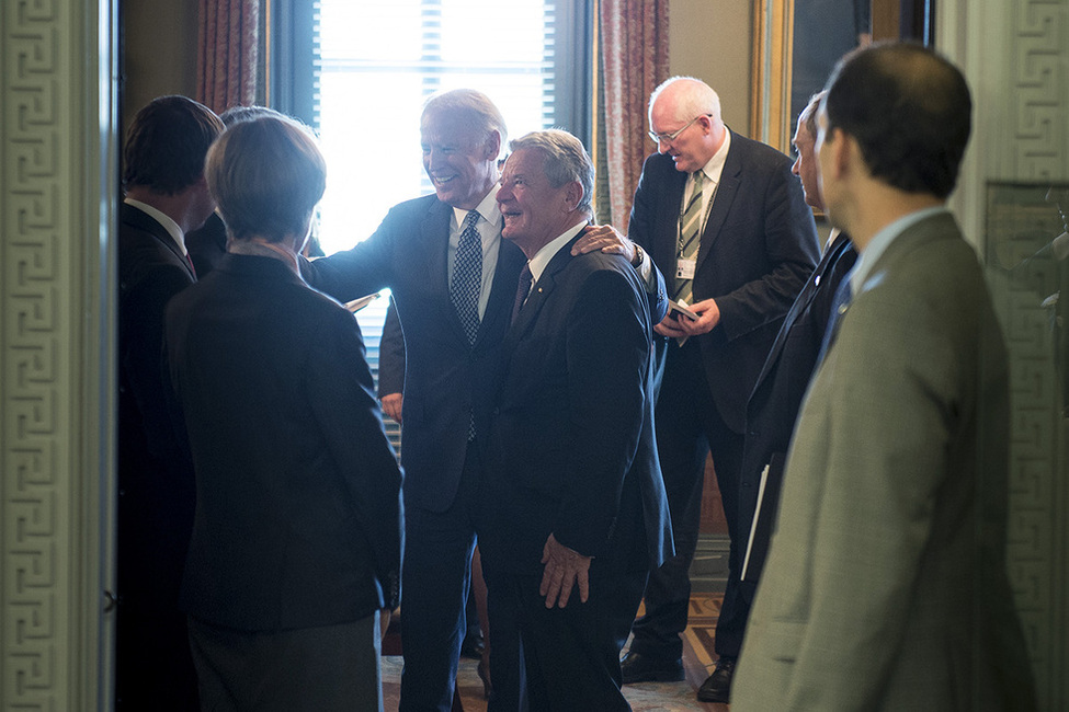 Bundespräsident Joachim Gauck wird zu dem von US Vizepräsident Joseph Biden gegebenen Mittagessen im Eisenhower Executive Office Building anlässlich des offiziellen Besuchs in den USA geführt