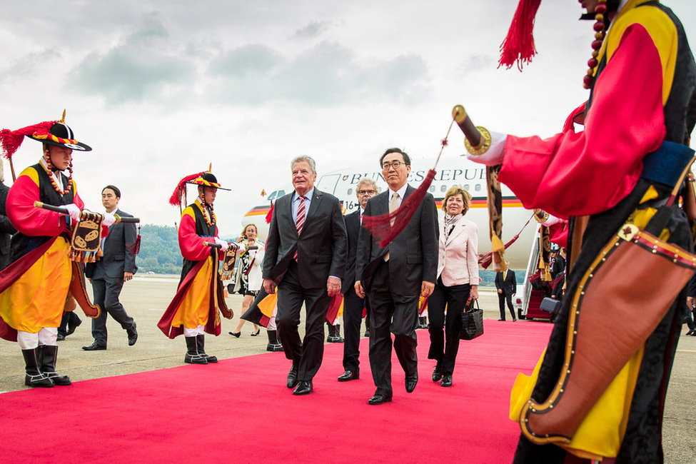 Bundespräsident Joachim Gauck und Daniela Schadt werden anlässlich des Staatsbesuchs bei der Ankunft auf dem Flughafen Seongnam in Seoul von dem stellvertretenden Ministerpräsidenten der Republik Korea, Cho Tae-yul, in Empfang genommen