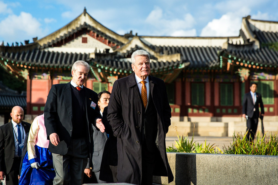 Bundespräsident Joachim Gauck beim Rundgang durch den Changdeokgung-Palast anlässlich des Staatsbesuchs in der Republik Korea