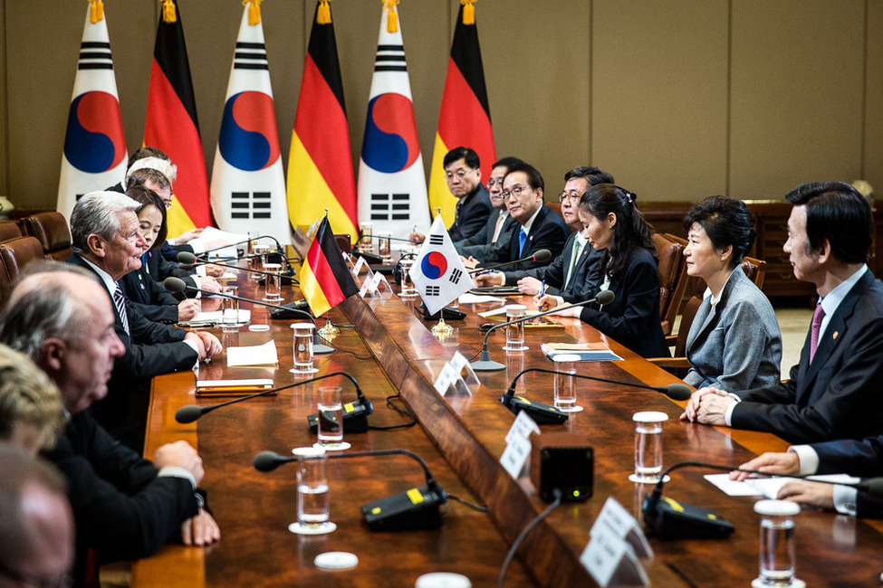 Bundespräsident Joachim Gauck beim Gespräch mit der Präsidentin der Republik Korea, Park Geun-hye, in ihrem Amtssitz 'Das Blaue Haus' anlässlich des Staatsbesuchs in der Republik Korea 