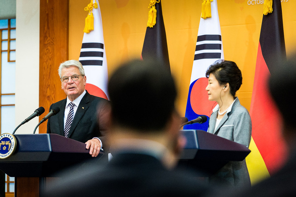 Bundespräsident Joachim Gauck bei gemeinsamer Pressebegegnung mit der Präsidentin der Republik Korea, Park Geun-hye, in ihrem Amtssitz 'Das Blaue Haus' anlässlich des Staatsbesuchs in der Republik Korea