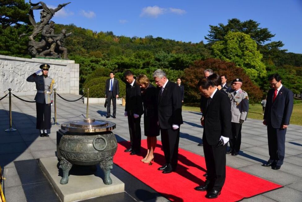 Bundespräsident Joachim Gauck und Daniela Schadt beim Besuch des Nationalfriedhofs anlässlich des Staatsbesuchs in der Republik Korea