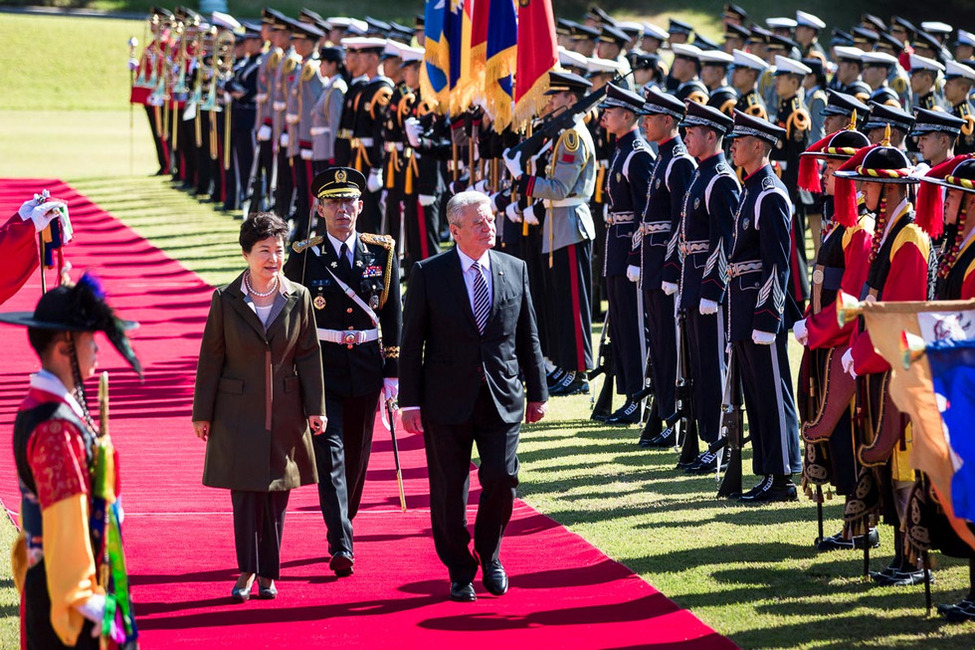 Bundespräsident Joachim Gauck wird mit militärischen Ehren durch die Präsidentin der Republik Korea, Park Geun-hye, anlässlich des Staatsbesuchs in der Republik Korea begrüßt