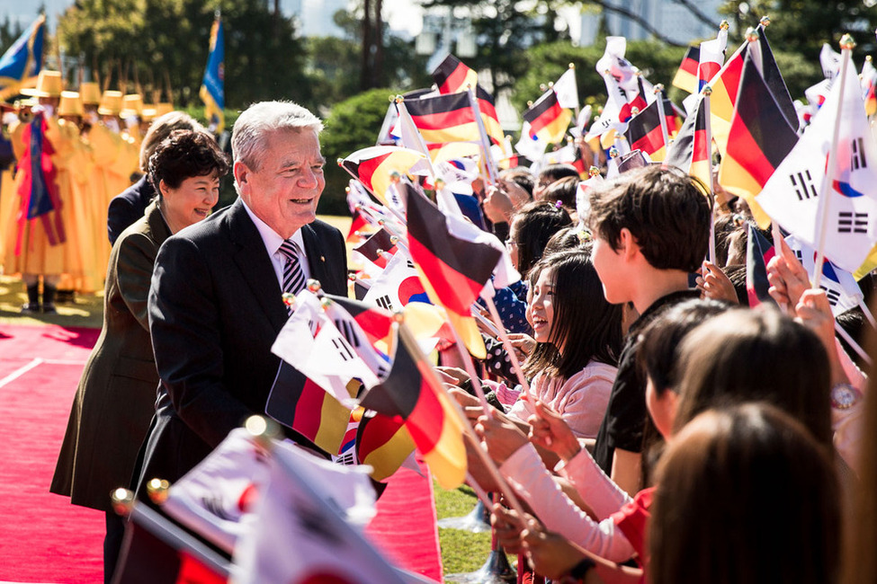 Bundespräsident Joachim Gauck und die Präsidentin der Republik Korea, Park Geun-hye, begrüßen Schülerinnen und Schüler nach den militärischen Ehren anlässlich des Staatsbesuchs in der Republik Korea