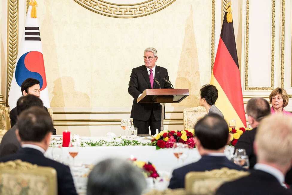 Bundespräsident Joachim Gauck hält eine Rede beim Staatsbankett gegeben von der Präsidentin der Republik Korea, Park Geun-hye, im Amtssitz 'Das Blaue Haus' in Seoul anlässlich des Staatsbesuchs