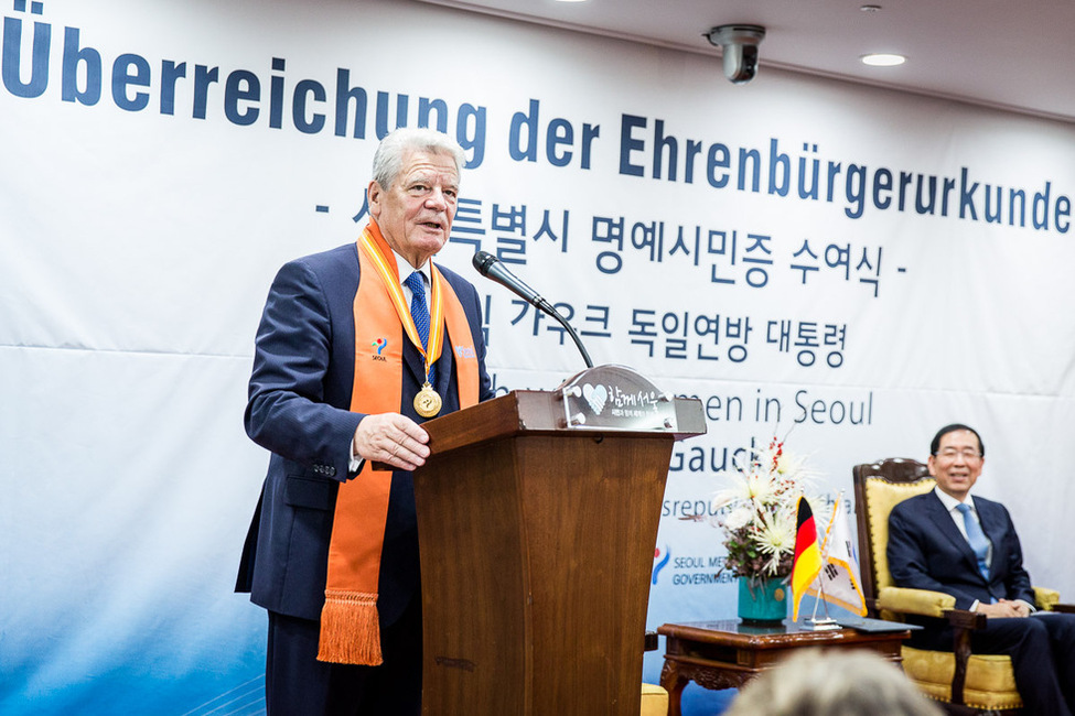 Bundespräsident Joachim Gauck bedankt sich für die Überreichung der Ehrenbürgerurkunde der Stadt Seoul bei Oberbürgermeister Park Won-Soon im Rathaus in Seoul anlässlich des Staatsbesuchs