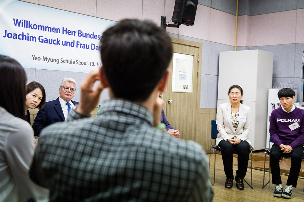 Bundespräsident Joachim Gauck beim Gespräch mit jugendlichen Flüchtlingen der Demokratischen Volksrepublik Korea in der Yeo-Myung Schule anlässlich des Staatsbesuchs