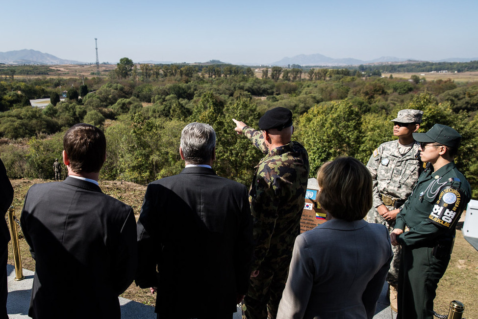 Bundespräsident Joachim Gauck und Daniela Schadt beim Blick auf die innerkoreanische Grenze während der Besichtigung der Demilitarisierten Zone in Dorosan anlässlich des Staatsbesuchs in der Republik Korea