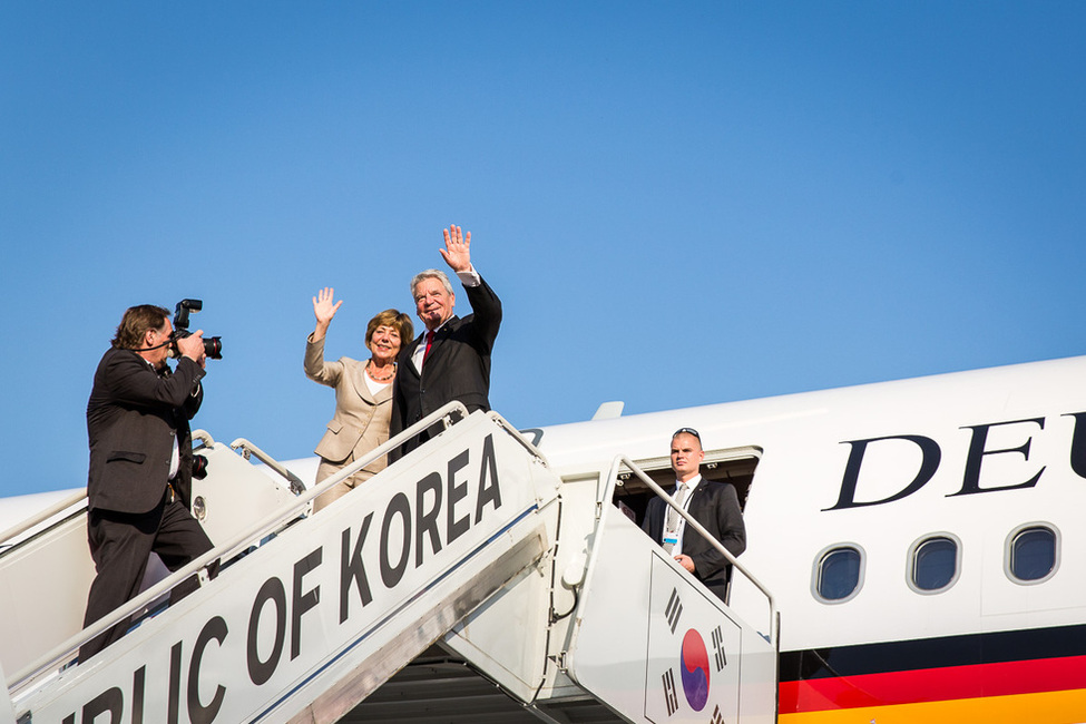 Bundespräsident Joachim Gauck und Daniela Schadt vor dem Abflug vom Flughafen Seongnam in Seoul anlässlich des Staatsbesuchs in der Republik Korea