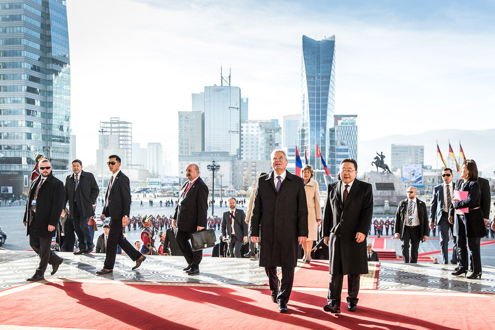 Bundespräsident Joachim Gauck und Daniela Schadt beim Gang in den Staatspalast nach der Begrüßung mit militärischen Ehren durch den Präsidenten der Mongolei, Tsachiagiin Elbegdordsch, in Ulan Bator anlässlich des Staatsbesuchs