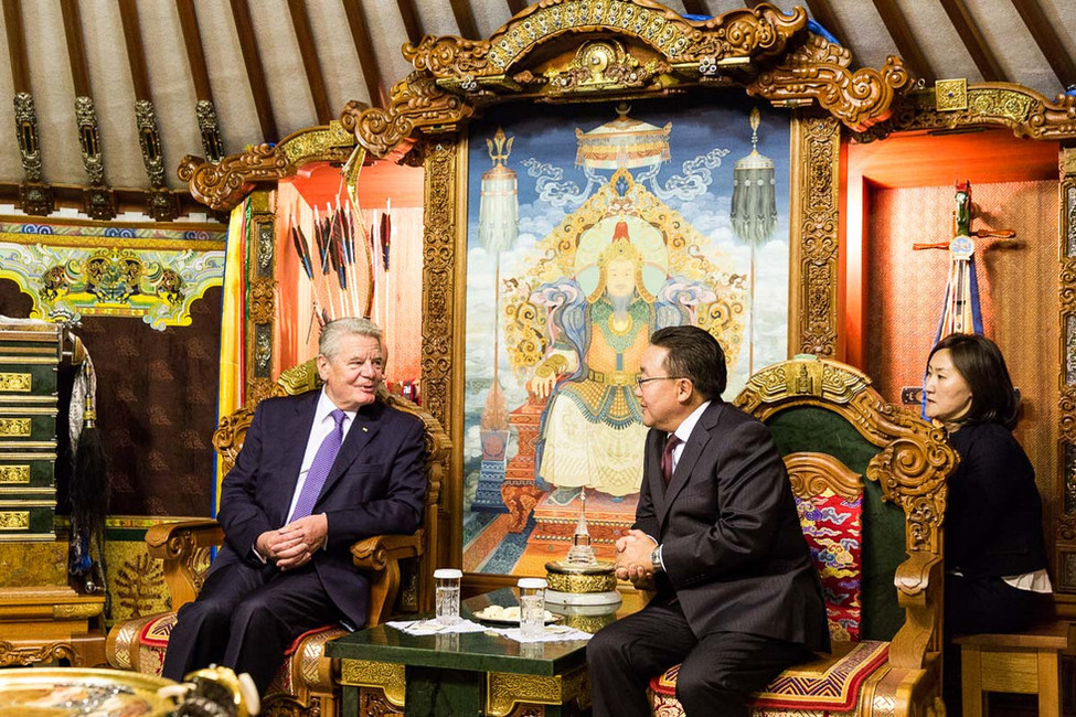 Bundespräsident Joachim Gauck beim Gespräch mit dem Präsidenten der Mongolei, Tsachiagiin Elbegdordsch, in der Staatsjurte in Ulan Bator anlässlich des Staatsbesuchs in der Mongolei