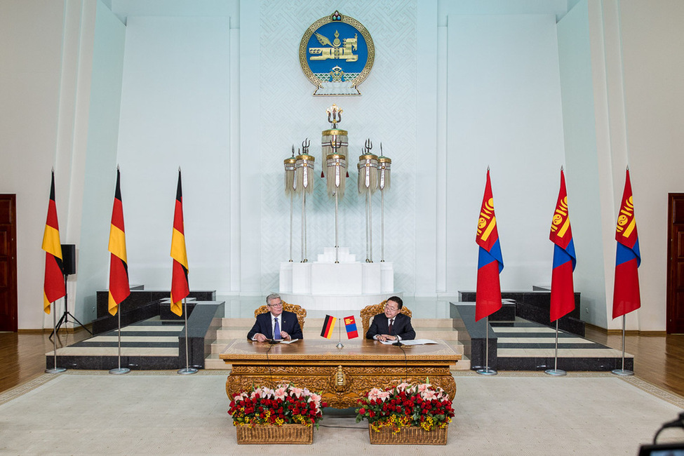 Bundespräsident Joachim Gauck und Tsachiagiin Elbegdordsch, Präsident der Mongolei, bei der Begegnung mit der Presse im Großen Protokollsaal des Staatspalasts in Ulan Bator anlässlich des Staatsbesuchs in der Mongolei 